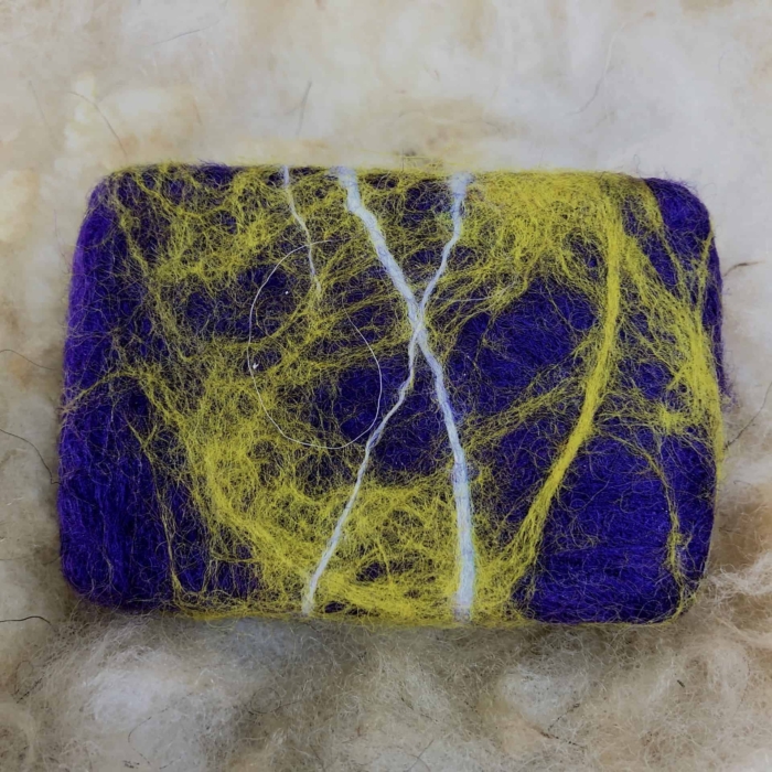 Olijfoliezeep met actieve koolstof paars-geel