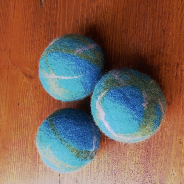 Tumble dryer balls blue