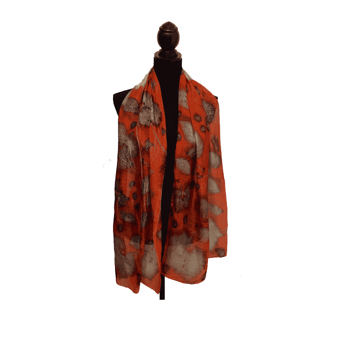 Ponge zijde sjaal rood met ecoprint van eucalyptus, aardbei, framboos, druif en braam